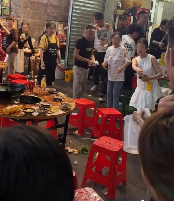 富豪配资 掉进火锅的小猫已离世，涉事店铺店主做法获点赞！